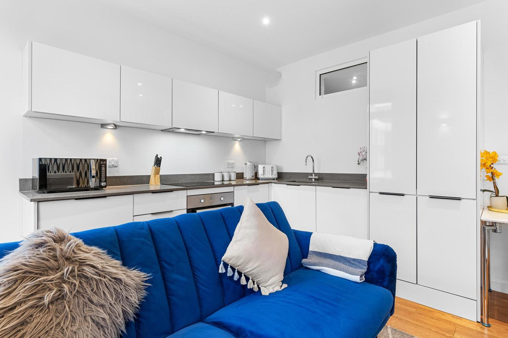 Modern One Bedroom Flat - Near Heathrow, Windsor Castle, Thorpe Park - Staines Tw18 Londra