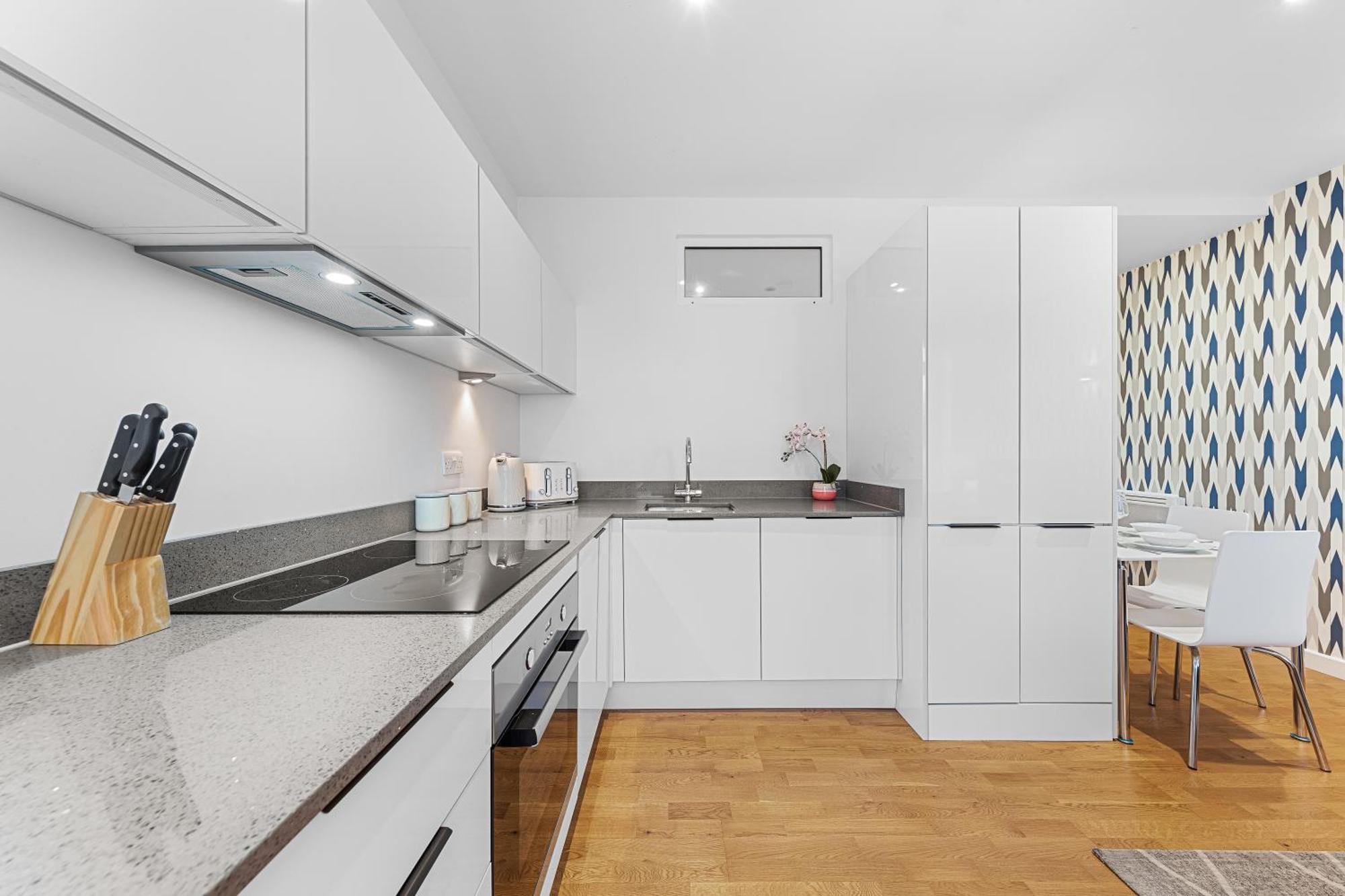 Modern One Bedroom Flat - Near Heathrow, Windsor Castle, Thorpe Park - Staines Tw18 Londra