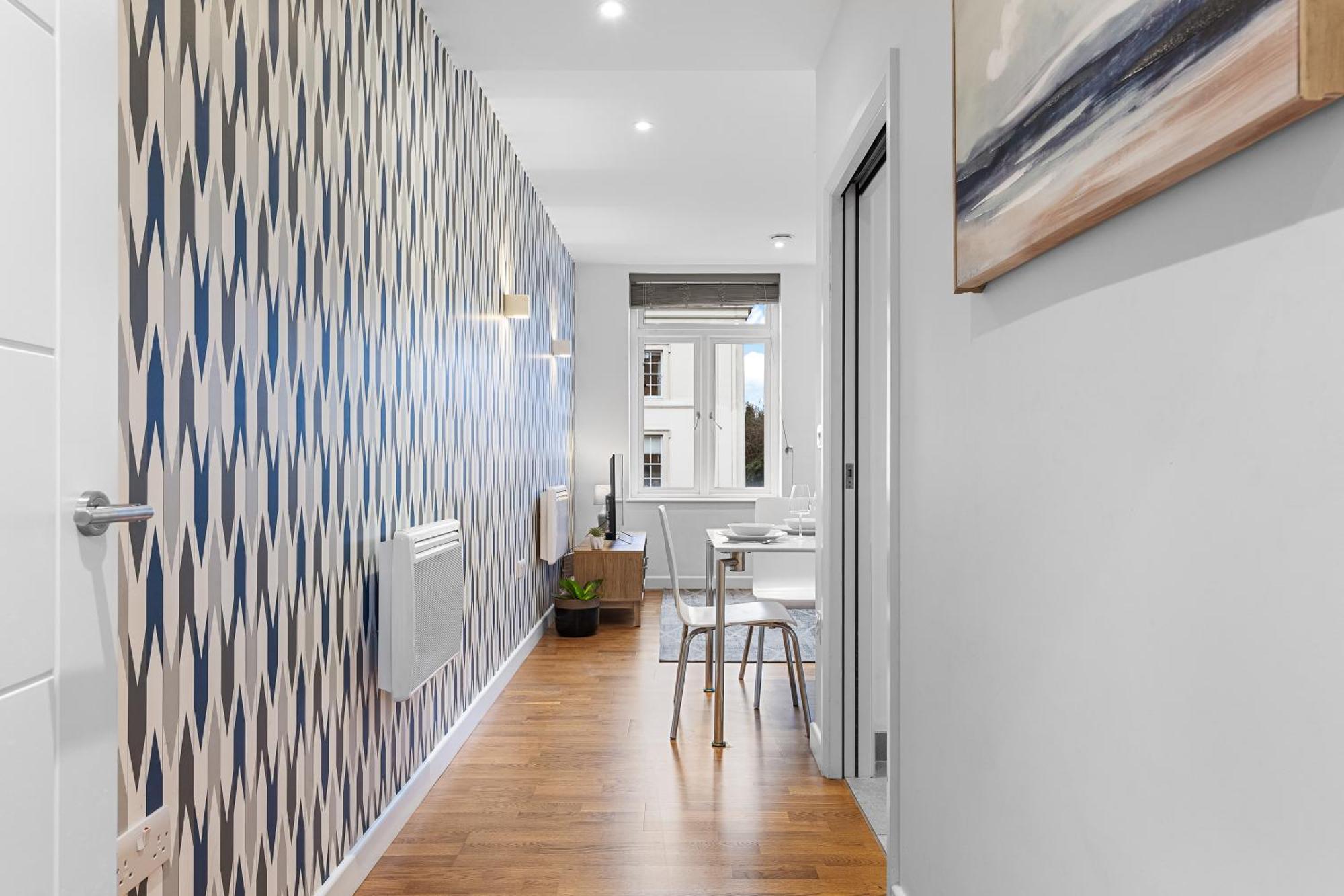 Modern One Bedroom Flat - Near Heathrow, Windsor Castle, Thorpe Park - Staines Tw18 * Londra