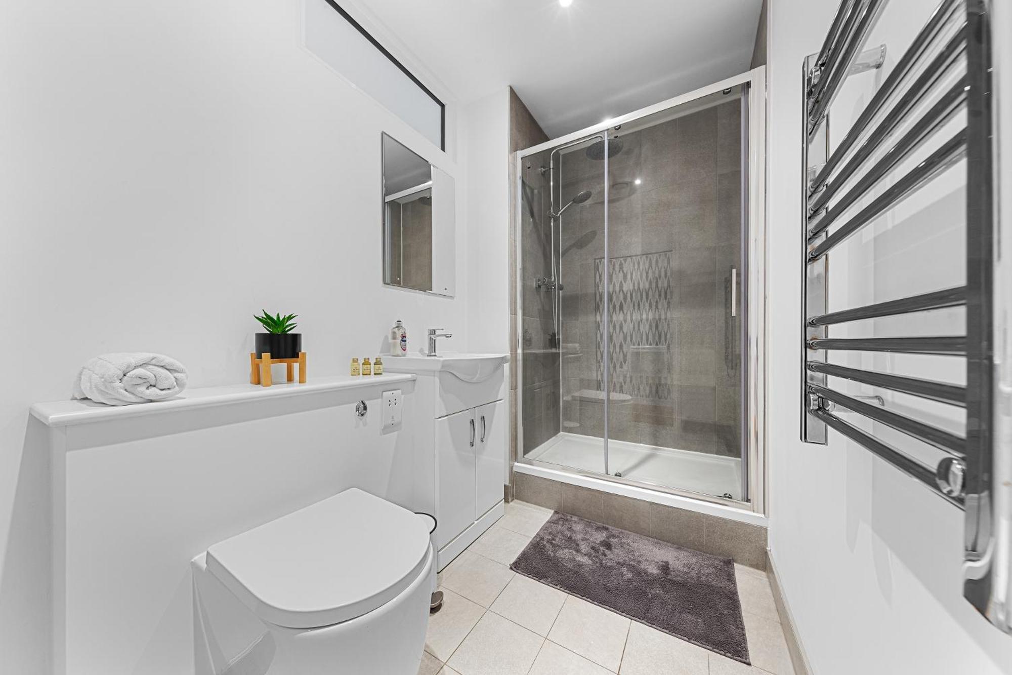 Apartment Modern One Bedroom Flat - Near Heathrow, Windsor Castle, Thorpe Park - Staines Tw18 London